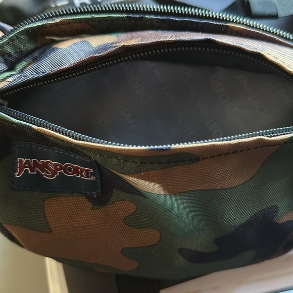 JanSport Fifth Avenue Camo Waist/Fanny Pack - Picture 8 of 8